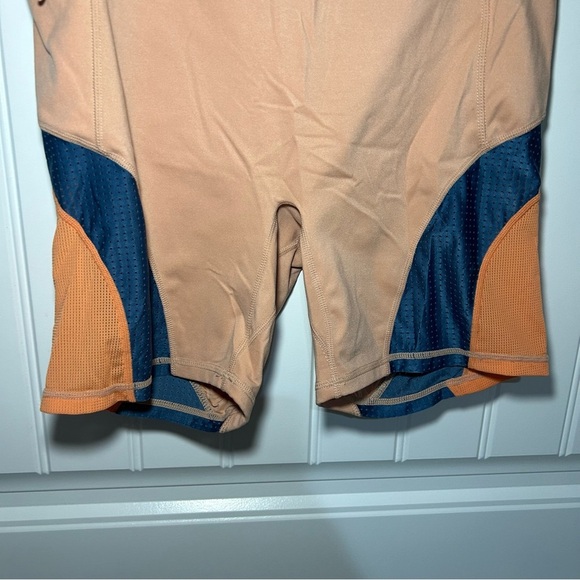 Fabletics Motion365 High-Waisted Traputo Run Biker Shorts Size Large - Picture 2 of 7